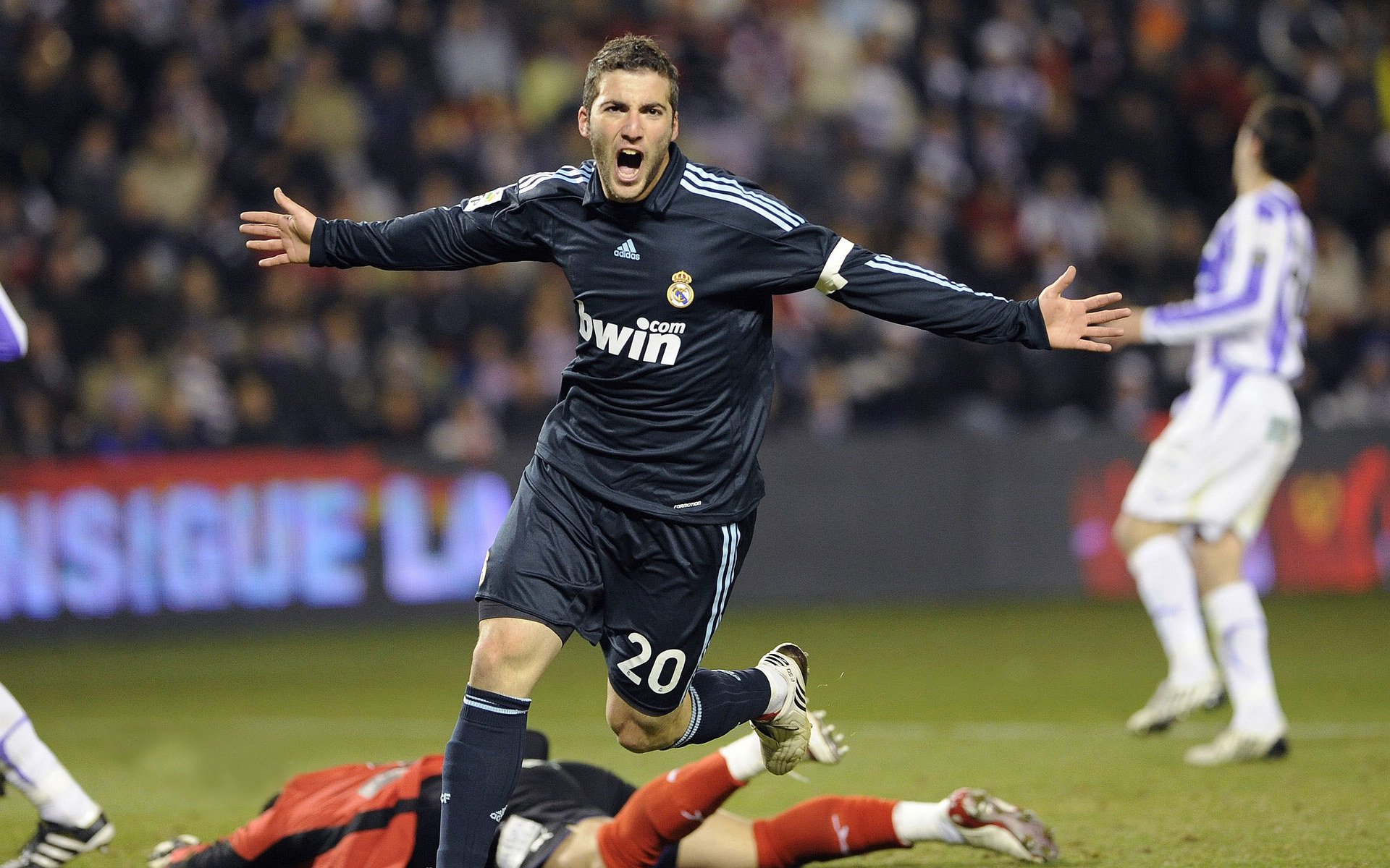 篮网中锋防守稳固，成功限制对手进攻，篮网 中锋